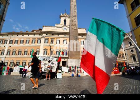 Rom, Italien. Die Italienische tricolore Fahne fliegen in der Nähe des Palazzo Montecitorio in Rom, dem Sitz des italienischen Abgeordnetenhauses. Stockfoto