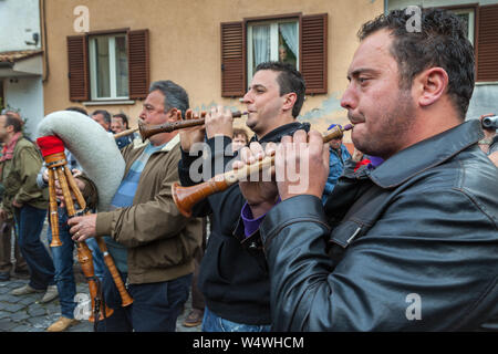 Gruppen von Musikern, die Musikinstrumente der beliebte Tradition begleitet, singt Lieder zu Ehren von San Domenico. Abruzzen Stockfoto