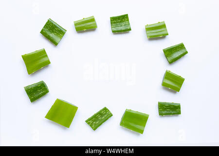 Rahmen aus frischen Aloe vera auf weißem Hintergrund. Stockfoto