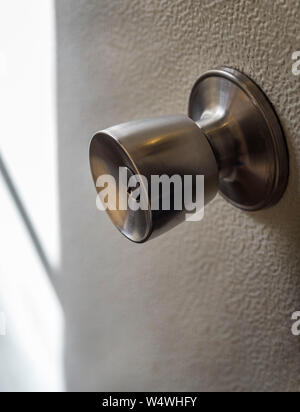Security Lock auf einer Home Front Türgriff. Stockfoto
