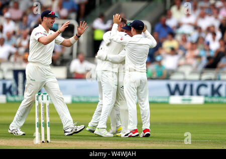 Irland Spieler feiern, nachdem Englands Joe Root von Irlands Gary Wilson (verdeckt), rollte von Mark Adair gefangen ist, bei Tag zwei Der specsavers Test Reihe passen auf Lord's, London. Stockfoto