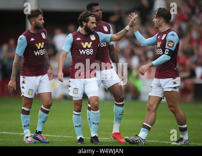 Aston Villa Jota feiert sein Ziel mit Aston Villa Jack Grealish (rechts) während der Vorsaison Freundschaftsspiel am Ufer des Stadion, Walsall. PRESS ASSOCIATION Foto. Bild Datum: Mittwoch, 24. Juli 2019. Siehe PA-Geschichte Fußball Walsall. Photo Credit: Nick Potts/PA-Kabel. Einschränkungen: EDITORIAL NUR VERWENDEN Keine Verwendung mit nicht autorisierten Audio-, Video-, Daten-, Spielpläne, Verein/liga Logos oder "live" Dienstleistungen. On-line-in-Match mit 120 Bildern beschränkt, kein Video-Emulation. Keine Verwendung in Wetten, Spiele oder einzelne Verein/Liga/player Publikationen. Stockfoto