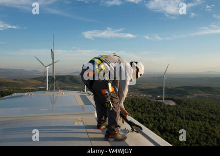 Türkei, Bakir, 35 MW-Windpark GOEKRES 2 der Firma Gama Enerji mit General Electric GE Wind Turbinen, Service in extremer Höhe Stockfoto