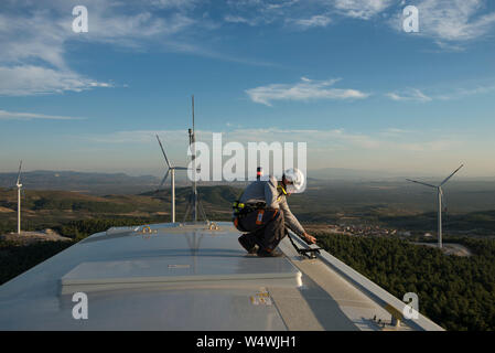 Türkei, Bakir, 35 MW-Windpark GOEKRES 2 der Firma Gama Enerji mit General Electric GE Wind Turbinen, Service in extremer Höhe Stockfoto