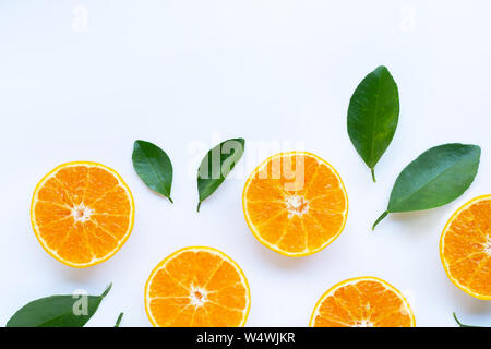 Hohe Vitamin C, Orange Früchte mit Blättern auf weißem Hintergrund. Coppy Raum Stockfoto