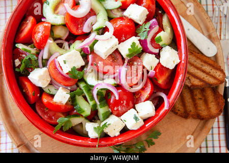 Lecker Griechischer Salat mit Feta und geröstetem Brot Stockfoto