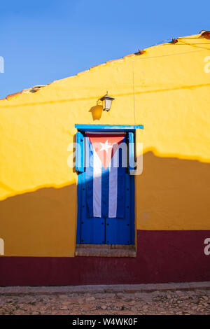 Kubanische Flagge Aufhängen an einer Tür in Trinidad, Kuba Stockfoto