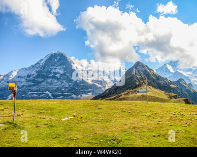 Blick auf den Eiger von entlang der Männlichen zur Kleinen Scheidegg Panoramaweg. Berner Oberland, Schweiz. Stockfoto