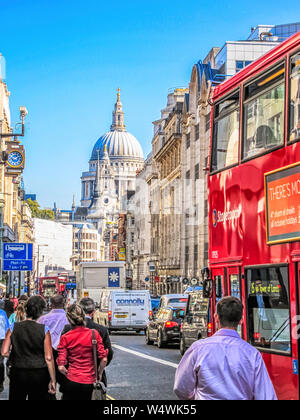 Fleet Street mit Blick auf die St. Paul's Kathedrale. London, England, UK. Stockfoto