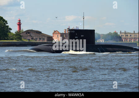 Diesel-elektrischen submarine Wladikawkas in die Generalprobe der Russischen Marine Parade in Kronstadt, St. Petersburg, Russland beteiligt Stockfoto