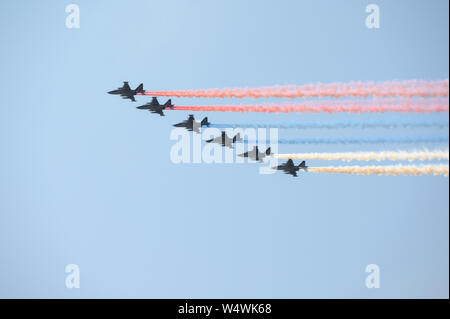 Suchoi Su-25-Kampfjets durchführen während der Generalprobe der bevorstehenden Marine Parade, St. Petersburg, Russland Stockfoto