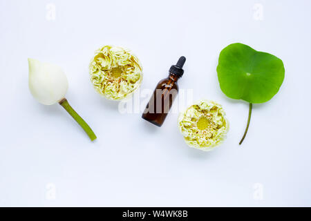 Lotus ätherisches Öl mit Lotus Blumen auf weißem Hintergrund. Ansicht von oben Stockfoto