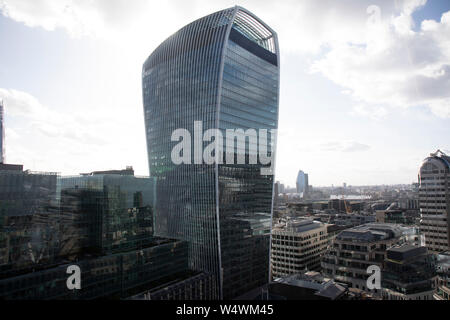 Blick auf die Stadt Skyline vom Garten bei 120, die Stadt von Londons größten öffentlichen Raum auf dem Dach, auf dem neu eröffneten Fen Gericht Bürogebäude mit 120 Fenchurch Street in London, Großbritannien. Bei 15-Geschichten, die Aussichtsplattform bietet außergewöhnliche 360°-Aussicht auf die Stadt und Greater London, und ist für die Öffentlichkeit zu besichtigen. Stockfoto