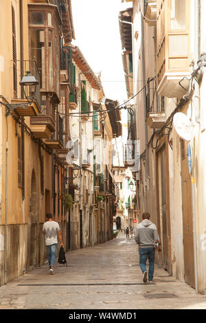 Die engen Straßen von Palma de Mallorca an einem heißen sonnigen Tage. Stockfoto