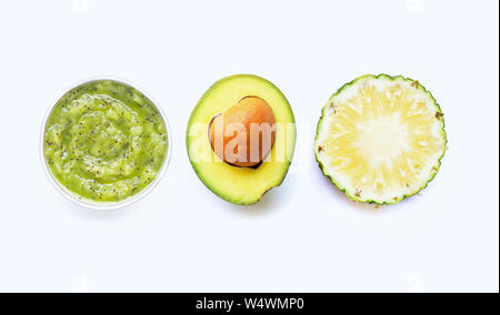 Kiwis, Avocados und Ananas. Frische Früchte und natürlichen Zutaten für selbstgemachte Hautpflege und Gestrüpp auf weißem Hintergrund. Stockfoto