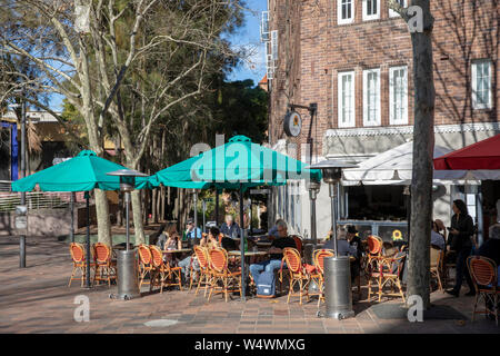 Café und Coffee Shop in Sydney Vorort Kings Cross, Sydney, New South Wales, Australien mit Tischen, Stühlen und Sonnenschirmen draußen Stockfoto