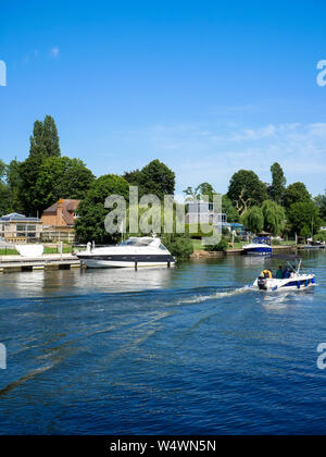 Boot Fluchen Themse, Egham, Surrey, England, UK, GB. Stockfoto