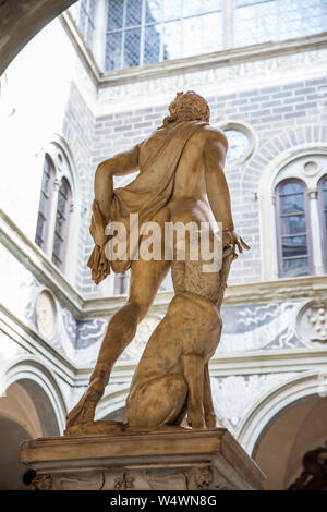 Florenz, Italien - April, 2018: Skulptur des Orpheus und Cerberus von Baccio Bandinelli in den Innenhof des Palazzo Medici Riccardi Stockfoto