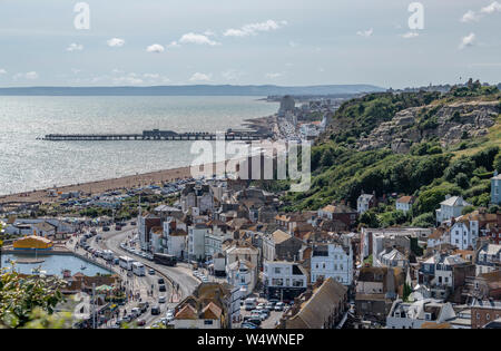 Der Blick über die Altstadt von Hastings aus der Oberseite des East Hill Klippe. Die East Hill Aufzug bringt die Besucher auf den Gipfel des Hügels. Stockfoto