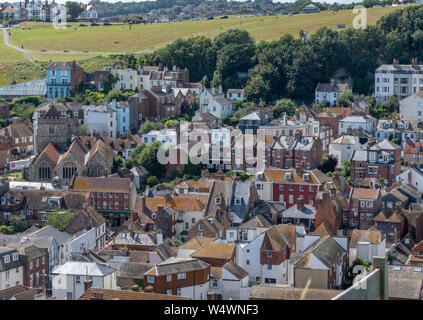 Der Blick über die Altstadt von Hastings aus der Oberseite des East Hill Klippe. Die East Hill Aufzug bringt die Besucher auf den Gipfel des Hügels. Stockfoto