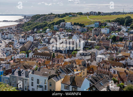 Der Blick über die Altstadt von Hastings aus der Oberseite des East Hill Klippe. Die East Hill Aufzug bringt die Besucher auf den Gipfel des Hügels. Stockfoto