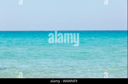 Schönen See mit türkisfarbenem Wasser und goldenen Strand von Gallipoli, Salento, Apulien, Italien. Stockfoto