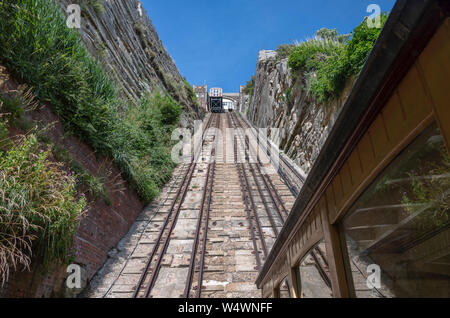 Der Blick über die Altstadt von Hastings aus der Oberseite des East Hill Klippe. Die East Hill Aufzug bringt die Besucher auf den Gipfel des Hügels. Stockfoto