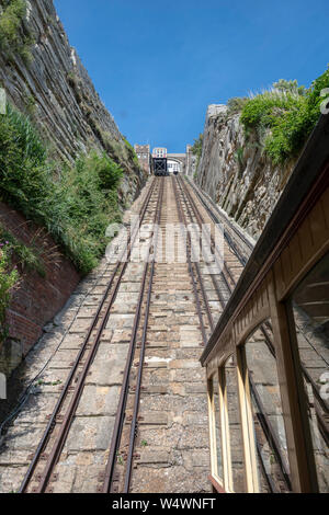 Der Blick über die Altstadt von Hastings aus der Oberseite des East Hill Klippe. Die East Hill Aufzug bringt die Besucher auf den Gipfel des Hügels. Stockfoto
