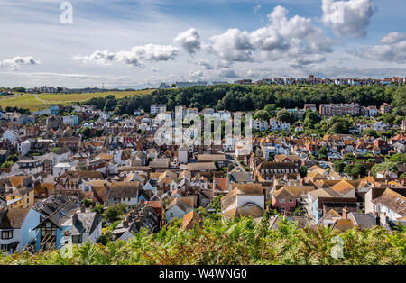 Der Blick über die Altstadt von Hastings aus der Oberseite des East Hill Klippe. Die East Hill Aufzug bringt die Besucher auf den Gipfel des Hügels. Stockfoto
