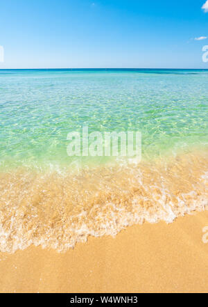 Schönen See mit türkisfarbenem Wasser und goldenen Strand in Punta Prosciutto, Salento, Apulien, Italien. Stockfoto