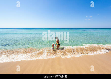 Schönen See mit türkisfarbenem Wasser und goldenen Strand in Punta Prosciutto, Salento, Apulien, Italien. Stockfoto