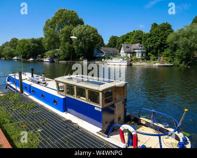 Blaue Haus Boot auf der Themse, River Thames, Staines-upon-Thames, Surrey, England, UK, GB. Stockfoto