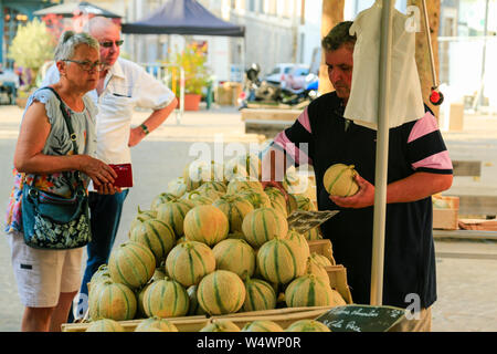 Französische Marktstände in der kleinen Stadt. Stockfoto