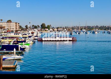 Balboa Island Fähre Transportieren von Personen Stockfoto