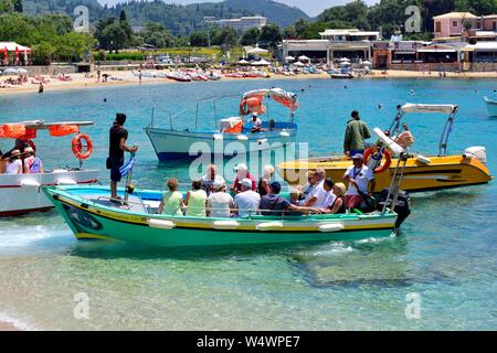 Touristen verlassen für eine Tour durch die Höhlen, Agios Spiridon Strand, Agios Spiridon Bay, Paleokastritsa, Korfu, Griechenland, Ionian Stockfoto