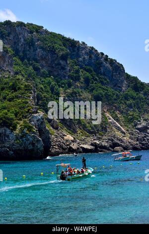 Touristen verlassen für eine Tour durch die Höhlen, Agios Spiridon Strand, Agios Spiridon Bay, Paleokastritsa, Korfu, Griechenland, Ionian Stockfoto