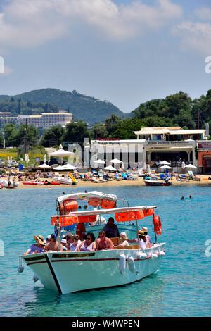 Touristen verlassen für eine Tour durch die Höhlen, Agios Spiridon Strand, Agios Spiridon Bay, Paleokastritsa, Korfu, Griechenland, Ionian Stockfoto