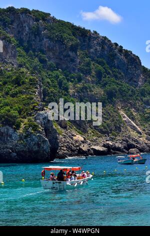 Touristen verlassen für eine Tour durch die Höhlen, Agios Spiridon Strand, Agios Spiridon Bay, Paleokastritsa, Korfu, Griechenland, Ionian Stockfoto