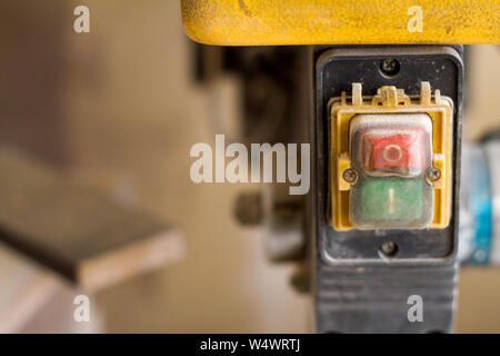 Closeup Kreissäge Switch mit zwei grüne und rote Knöpfe, selektiver Fokus Stockfoto