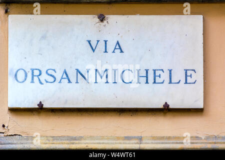 Florenz, Italien, 11. MAI 2019: Via Orsanmichele Straßenschild an der Wand in Florenz, Italien Stockfoto