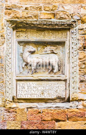 Florenz, Italien, 11. MAI 2019: bas-relief einer Schaf mit einer Flagge an der Wand eines alten Gebäudes in Florenz Stockfoto