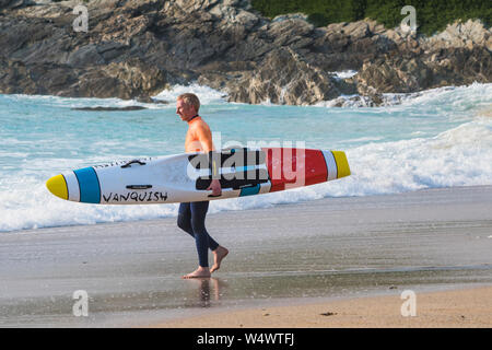 Ein Mitglied von Newquay Surf Life Saving Club eine Vanquish Lebensrettende Race Board starten eine Schulung bei Fistral in Newquay in Cornwall. Stockfoto