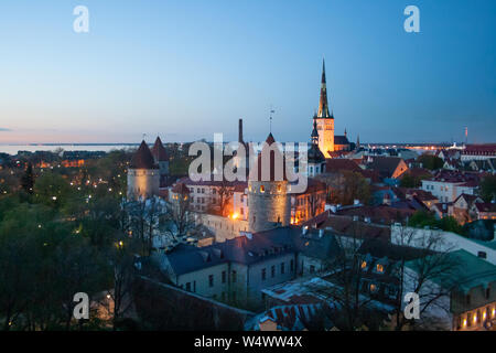 Landschaftlich schöne Luftaufnahme von der Altstadt von Tallinn, Estland mit Türmen und Kirchen, Ostsee auf dem Hintergrund zu erhalten, auf Nacht, Stockfoto