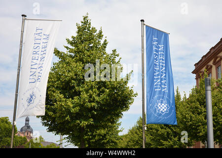 Mannheim, Manager - Juli 2019: Blaue und weiße Fahnen mit dem Logo der Universität Mannheim in den Wind Stockfoto