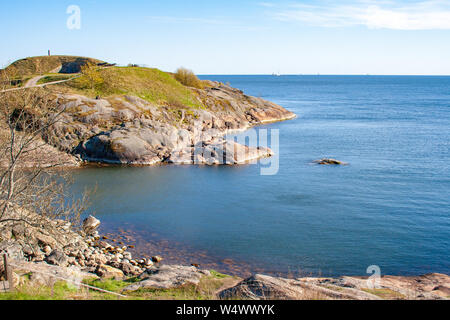 Schöne finnische Landschaft, Suomenlinna, Helsinki, Helsingfors, Uusimaa, Finnland mit Felsen und Ostsee Stockfoto