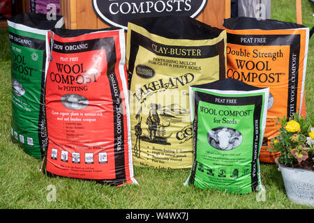 Torf Kostenlose Wolle Kompost Taschen eine Blume zeigen. Großbritannien Stockfoto