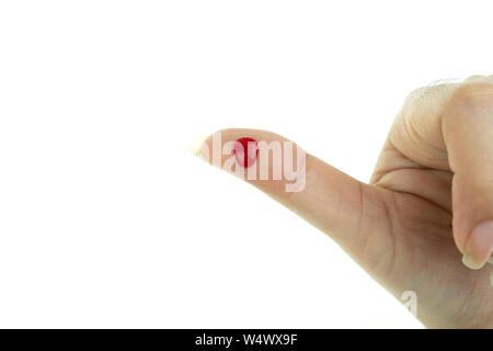 Blutungen rot Blut aus dem Finger auf weißem Hintergrund Wunde Stockfoto