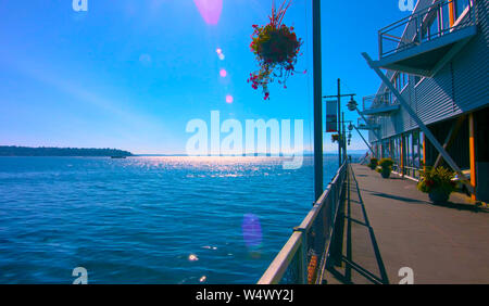 Seattle, Washington, USA (mai 10, 2019) Downtown Seattle, Seattle Waterfront Restaurant mit der berühmten großen Rad im Hintergrund Stockfoto