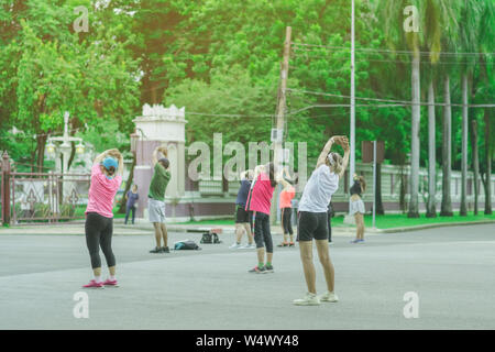 Gruppe der älteren Freund zu tun Aerobic Dance nach der gemeinsamen Arbeit im Lumpini Park in Bangkok, Thailand. Stockfoto