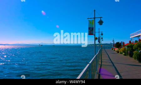 Seattle, Washington, USA (mai 10, 2019) Downtown Seattle, Seattle Waterfront Restaurant mit der berühmten großen Rad im Hintergrund Stockfoto